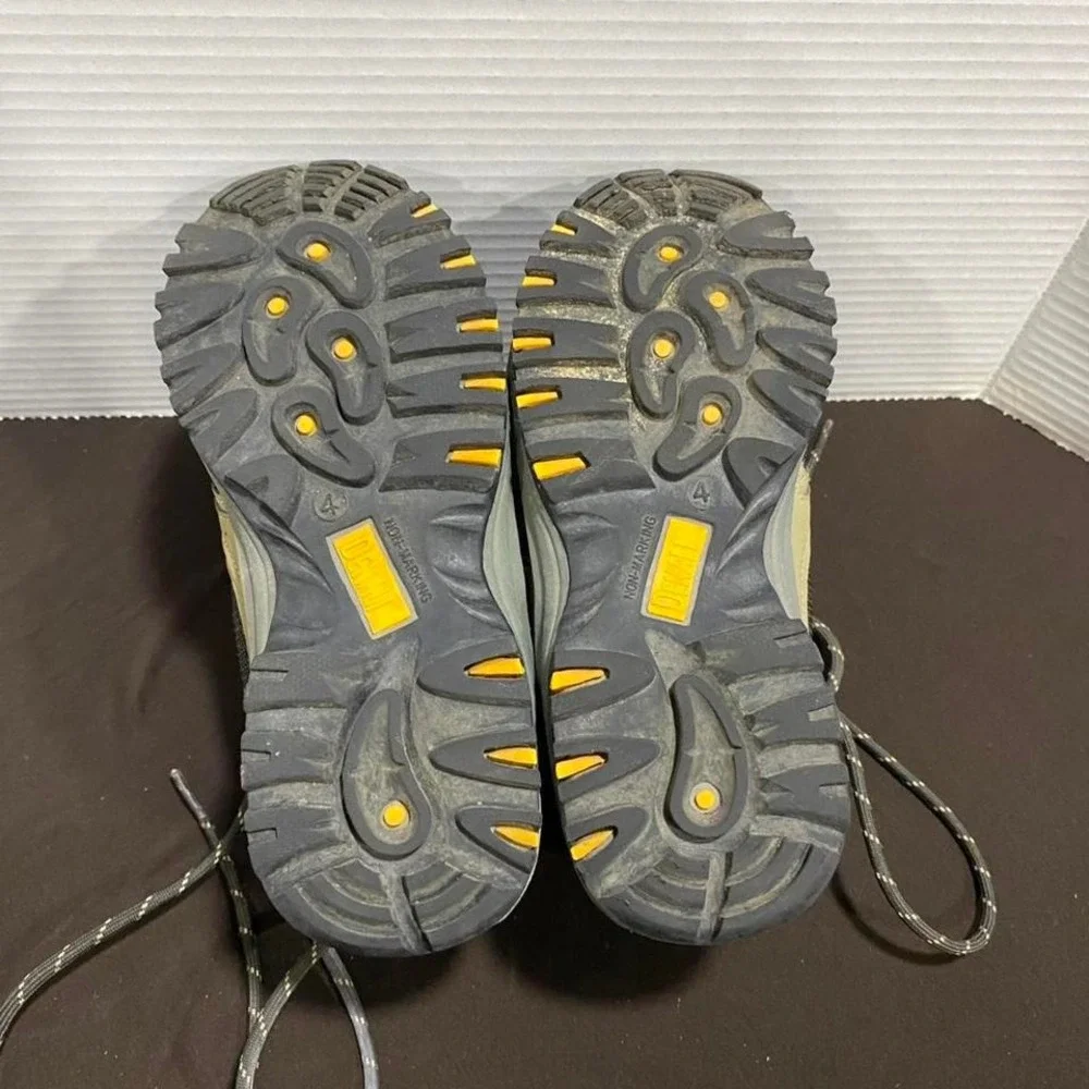 Khaki and green Denali size 4 hiking boots . SKU319. hikingboots